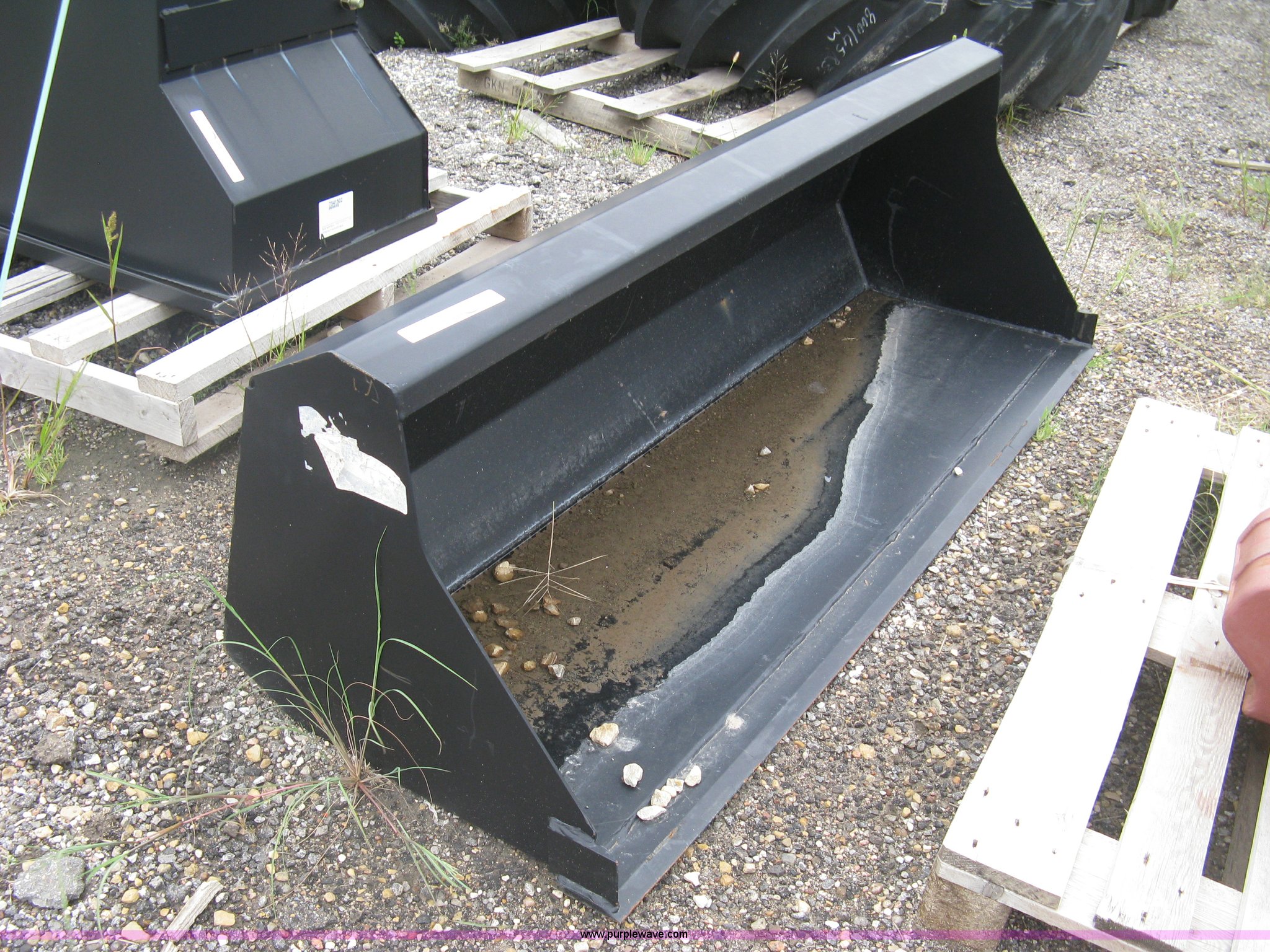 Utility tractor bucket in Hesston, KS Item BE9175 sold Purple Wave