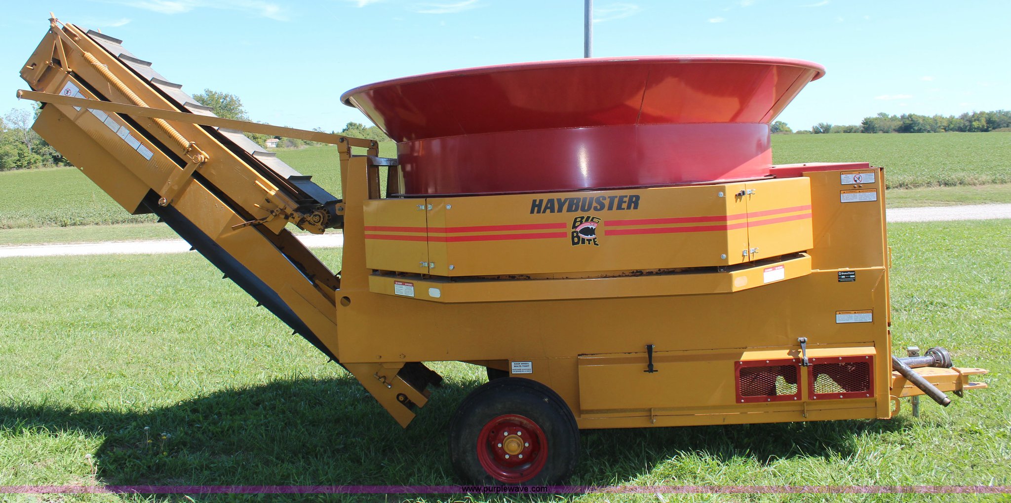 HayBuster H1000 big bite tub grinder in Mound City, KS Item I5772 sold Purple Wave