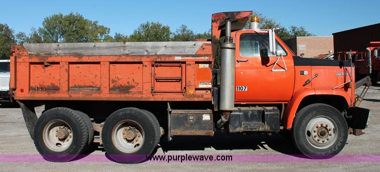 image for item AJ9259 1988 GMC TopKick 7000 dump truck