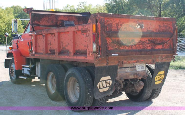 image for item AJ9259 1988 GMC TopKick 7000 dump truck