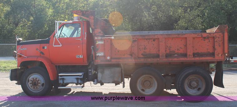 image for item AJ9259 1988 GMC TopKick 7000 dump truck