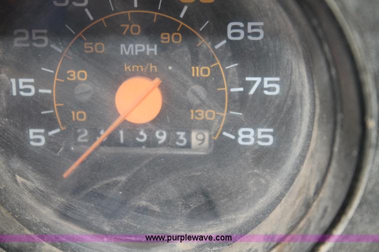 image for item AJ9259 1988 GMC TopKick 7000 dump truck