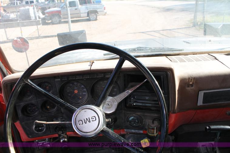 image for item AJ9259 1988 GMC TopKick 7000 dump truck