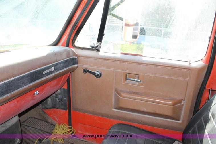 image for item AJ9259 1988 GMC TopKick 7000 dump truck