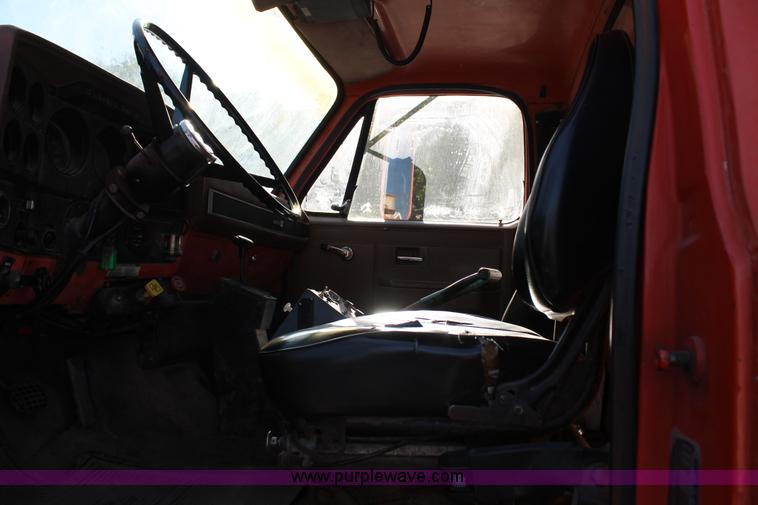 image for item AJ9259 1988 GMC TopKick 7000 dump truck