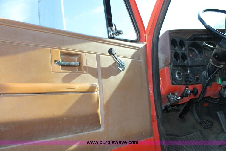 image for item AJ9259 1988 GMC TopKick 7000 dump truck