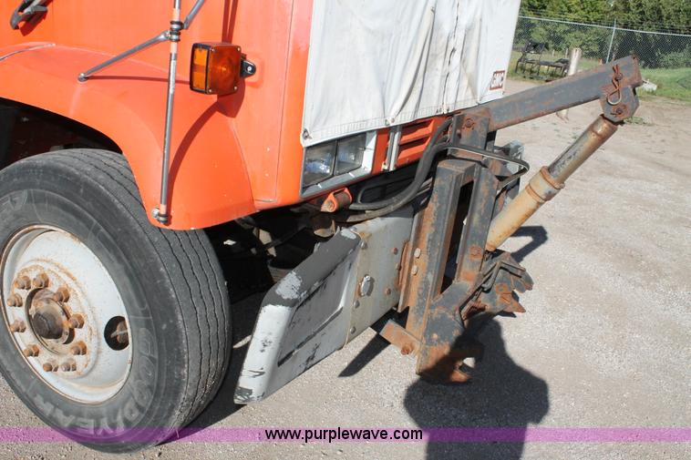 image for item AJ9259 1988 GMC TopKick 7000 dump truck