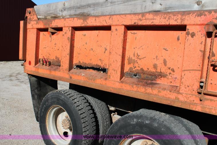 image for item AJ9259 1988 GMC TopKick 7000 dump truck