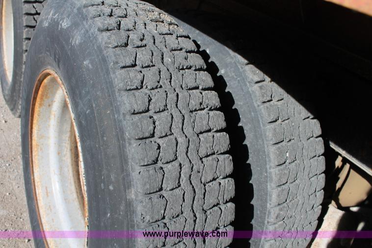 image for item AJ9259 1988 GMC TopKick 7000 dump truck