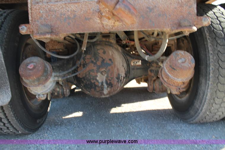 image for item AJ9259 1988 GMC TopKick 7000 dump truck