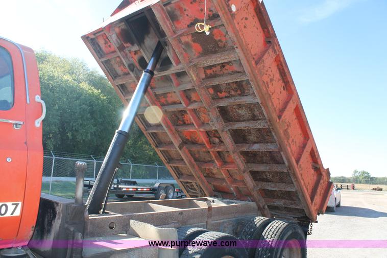 image for item AJ9259 1988 GMC TopKick 7000 dump truck