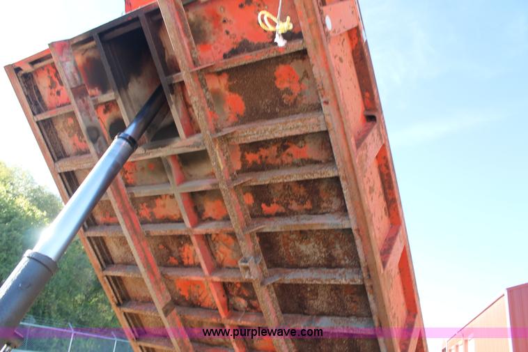 image for item AJ9259 1988 GMC TopKick 7000 dump truck