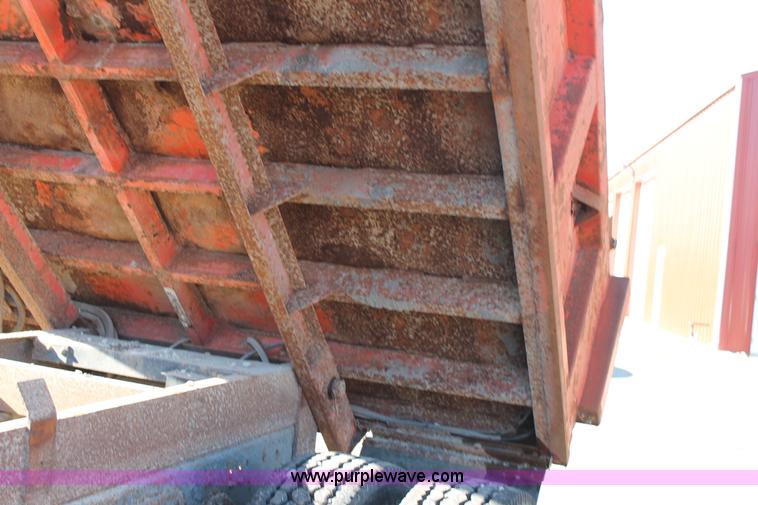 image for item AJ9259 1988 GMC TopKick 7000 dump truck