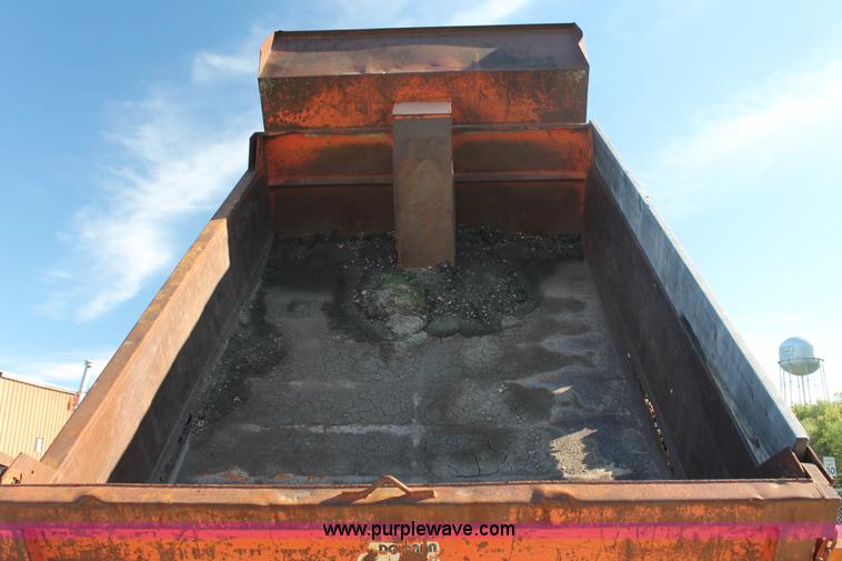 image for item AJ9259 1988 GMC TopKick 7000 dump truck