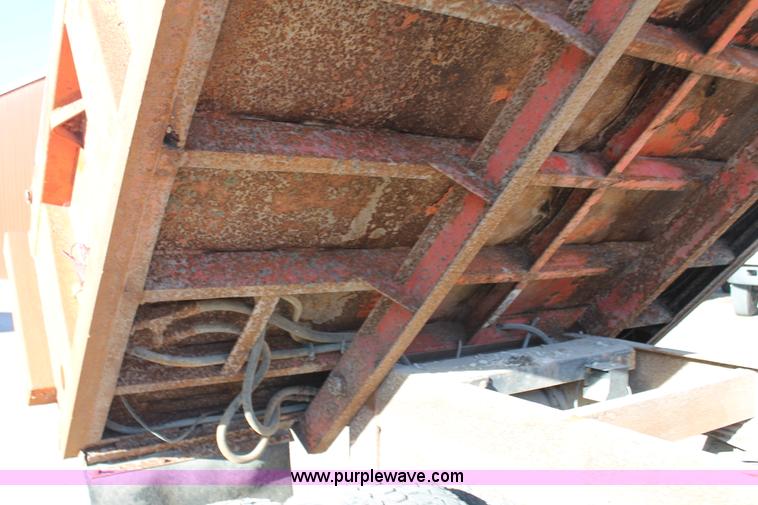 image for item AJ9259 1988 GMC TopKick 7000 dump truck