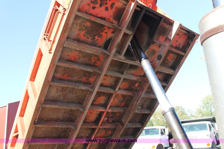 image for item AJ9259 1988 GMC TopKick 7000 dump truck