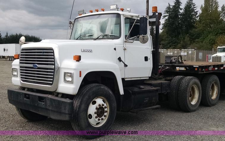 image for item AW9163 1996 Ford L9000 semi truck