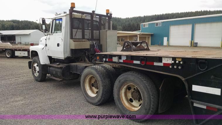 image for item AW9163 1996 Ford L9000 semi truck