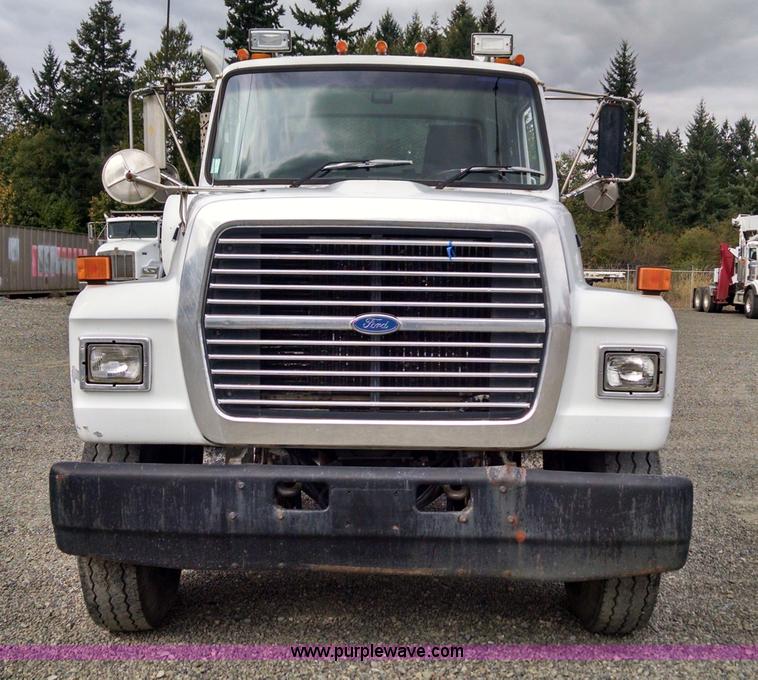 image for item AW9163 1996 Ford L9000 semi truck