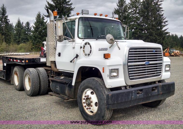 image for item AW9163 1996 Ford L9000 semi truck