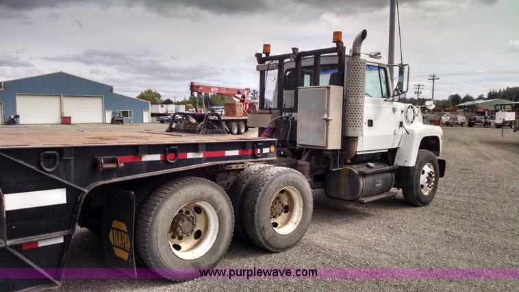 image for item AW9163 1996 Ford L9000 semi truck