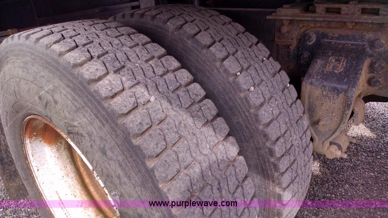 image for item AW9163 1996 Ford L9000 semi truck