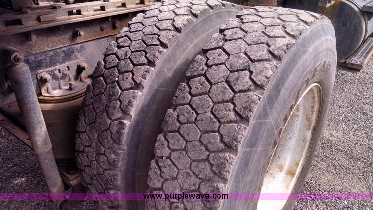 image for item AW9163 1996 Ford L9000 semi truck