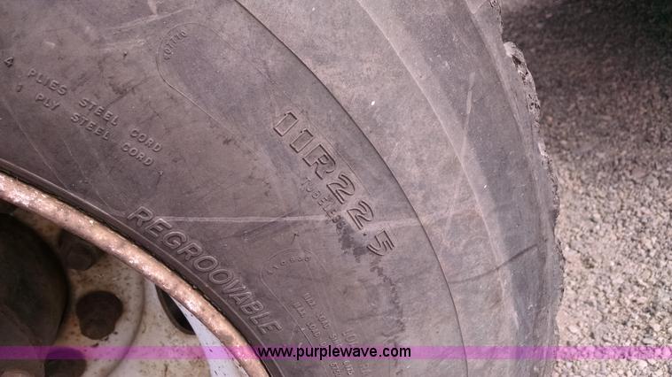 image for item AW9163 1996 Ford L9000 semi truck