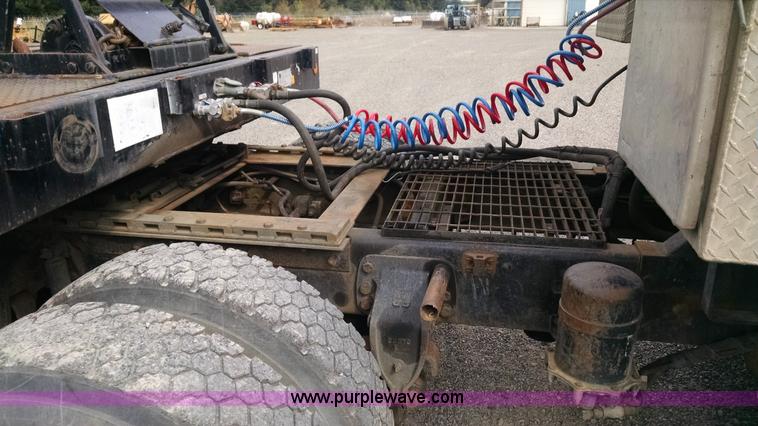 image for item AW9163 1996 Ford L9000 semi truck