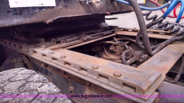 image for item AW9163 1996 Ford L9000 semi truck