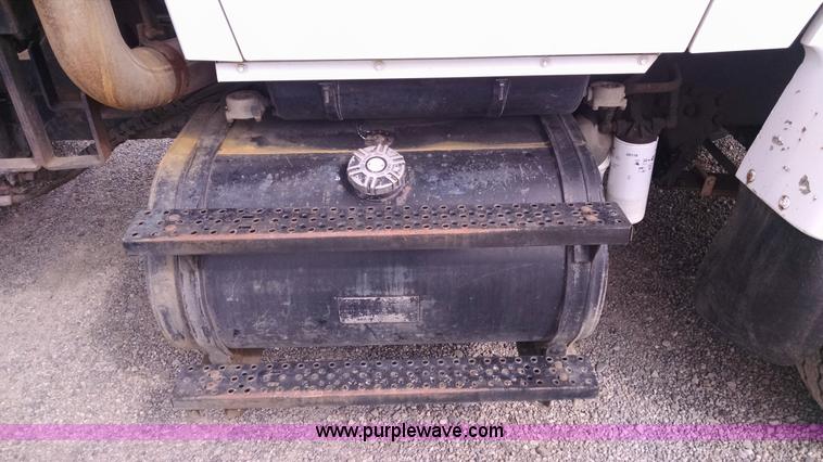 image for item AW9163 1996 Ford L9000 semi truck