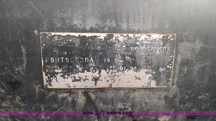 image for item AW9163 1996 Ford L9000 semi truck