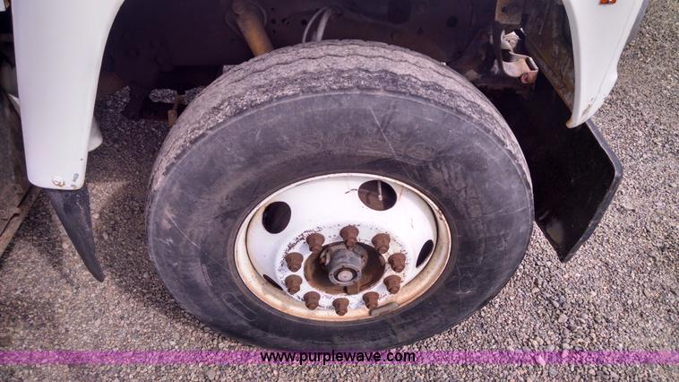 image for item AW9163 1996 Ford L9000 semi truck