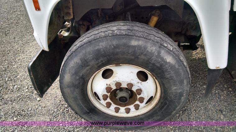 image for item AW9163 1996 Ford L9000 semi truck