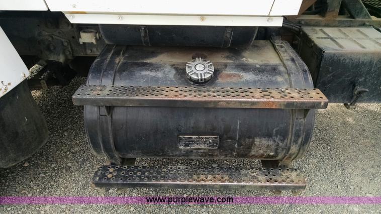 image for item AW9163 1996 Ford L9000 semi truck