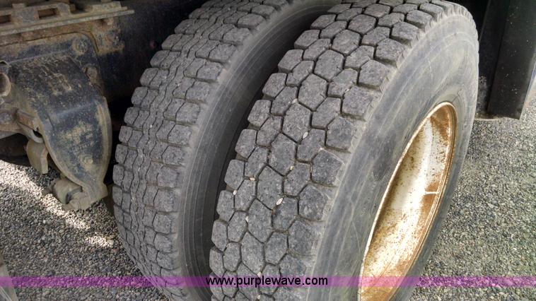 image for item AW9163 1996 Ford L9000 semi truck