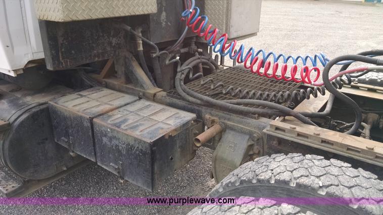 image for item AW9163 1996 Ford L9000 semi truck