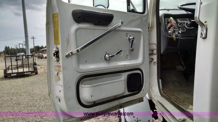 image for item AW9163 1996 Ford L9000 semi truck