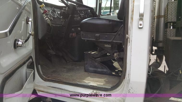 image for item AW9163 1996 Ford L9000 semi truck