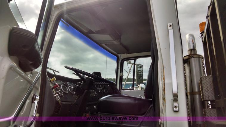 image for item AW9163 1996 Ford L9000 semi truck