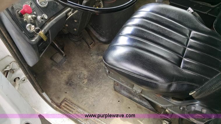 image for item AW9163 1996 Ford L9000 semi truck