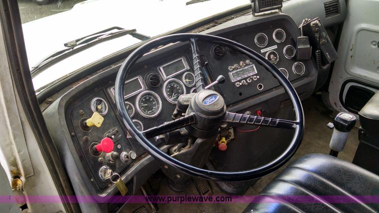 image for item AW9163 1996 Ford L9000 semi truck
