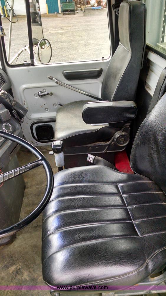 image for item AW9163 1996 Ford L9000 semi truck