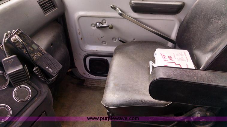 image for item AW9163 1996 Ford L9000 semi truck