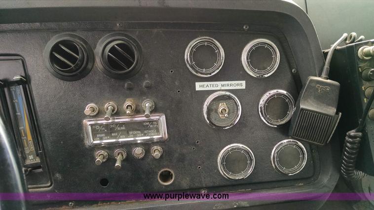 image for item AW9163 1996 Ford L9000 semi truck