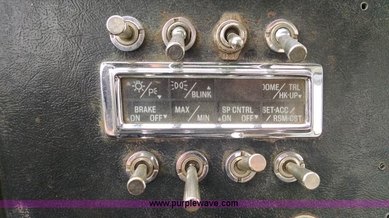 image for item AW9163 1996 Ford L9000 semi truck