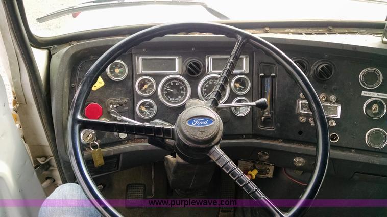 image for item AW9163 1996 Ford L9000 semi truck