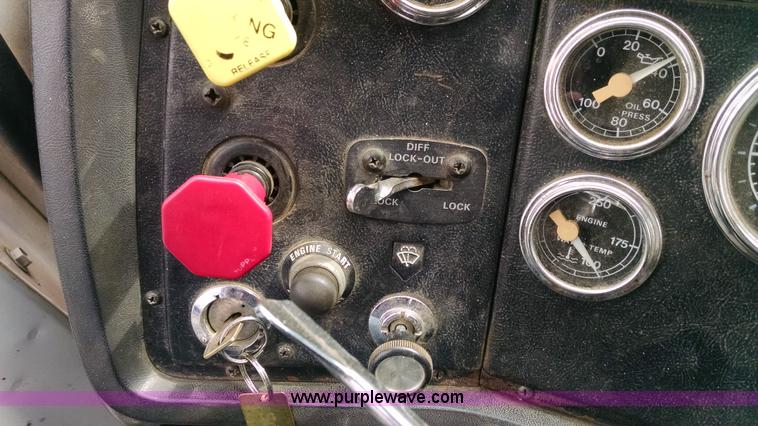 image for item AW9163 1996 Ford L9000 semi truck