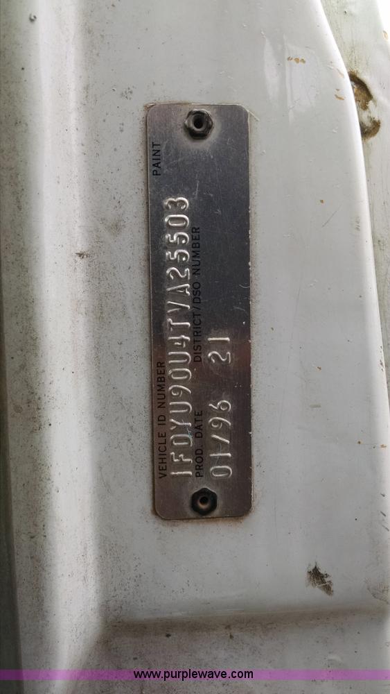 image for item AW9163 1996 Ford L9000 semi truck