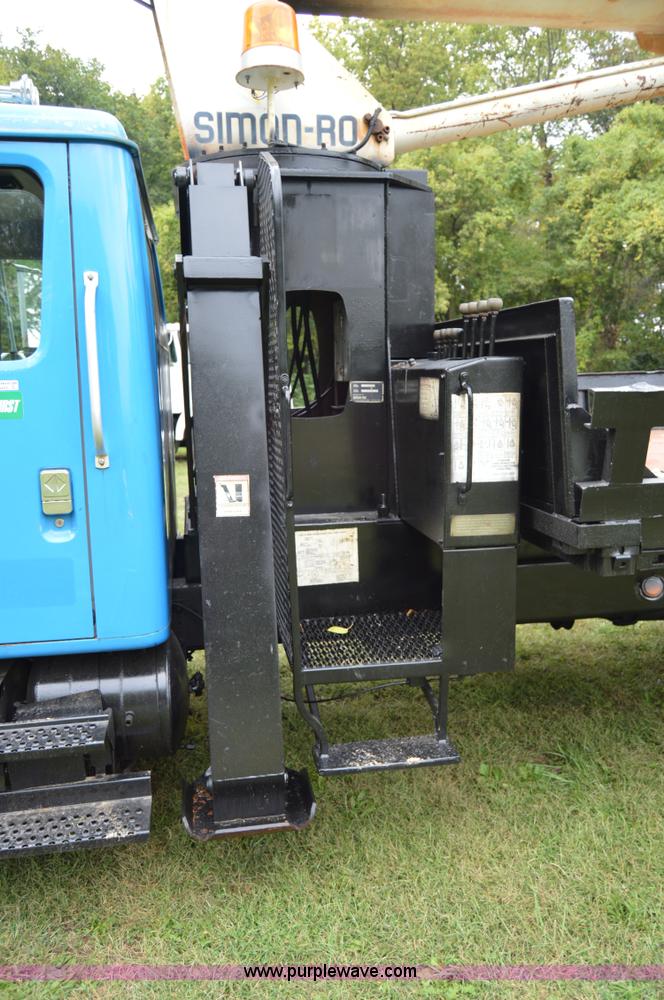 image for item AY9495 1993 International 4700 crane truck